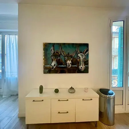 Large 4-room Town Center Near Monaco Feriehus